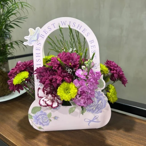 Canasta de flores de estacion